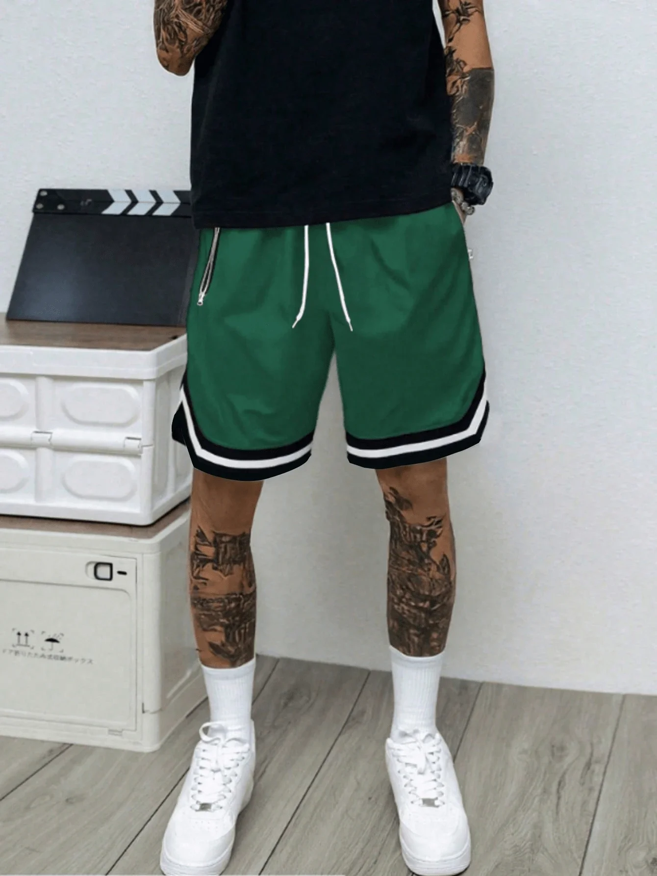 

Мужские зеленые спортивные шорты с карманами на молнии и завязками на талии, баскетбольные спортивные шорты