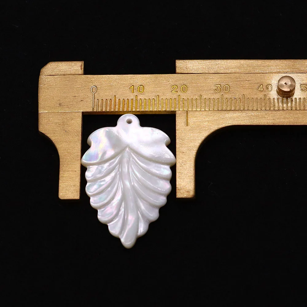 22x33mm Natural Mother-of-pearl Shell Pendant Leaf Shape Carved Crafts Charms Diy Fashion Jewelry Making Necklace Earrings Gift