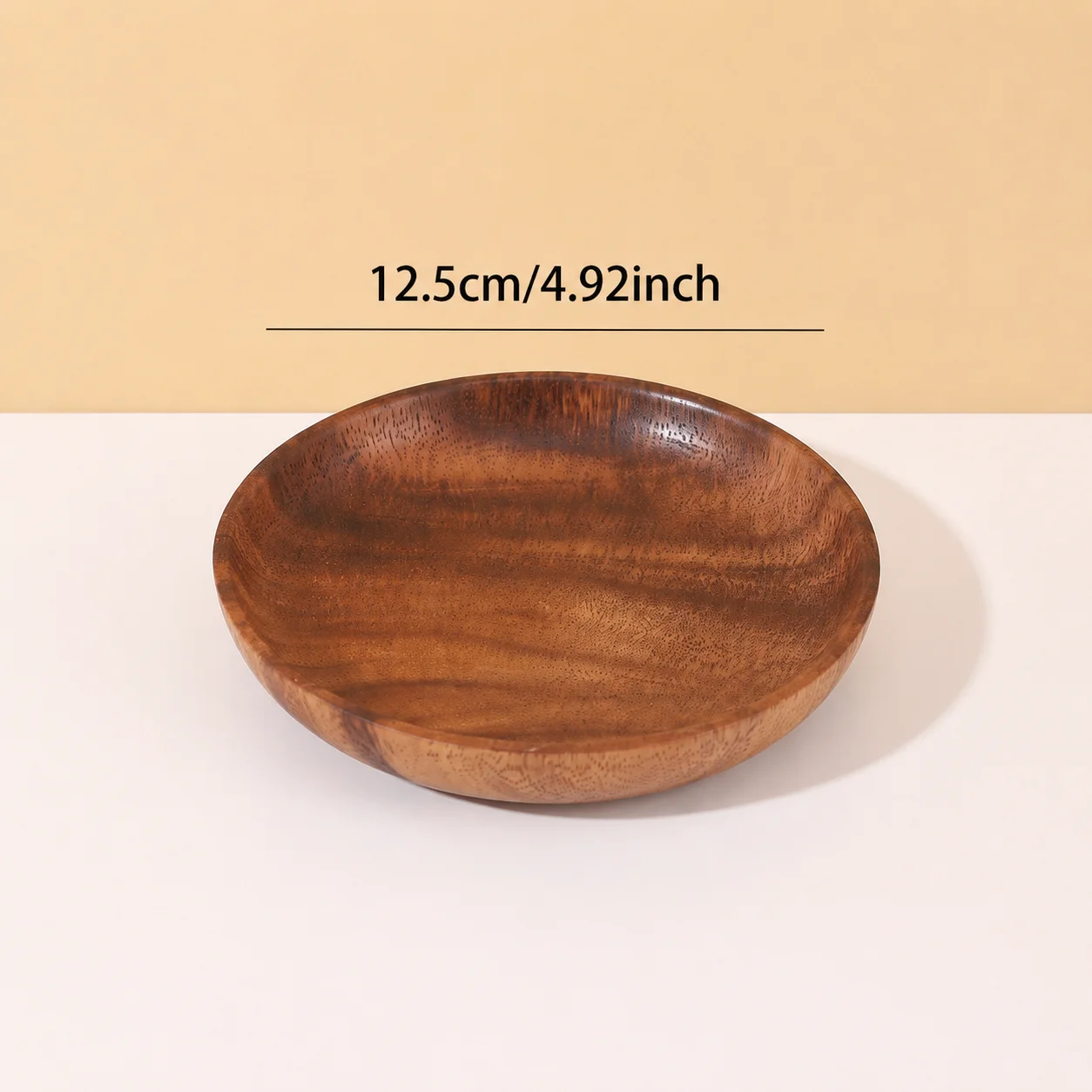 Een ronde dinerbord gemaakt van acaciahout.