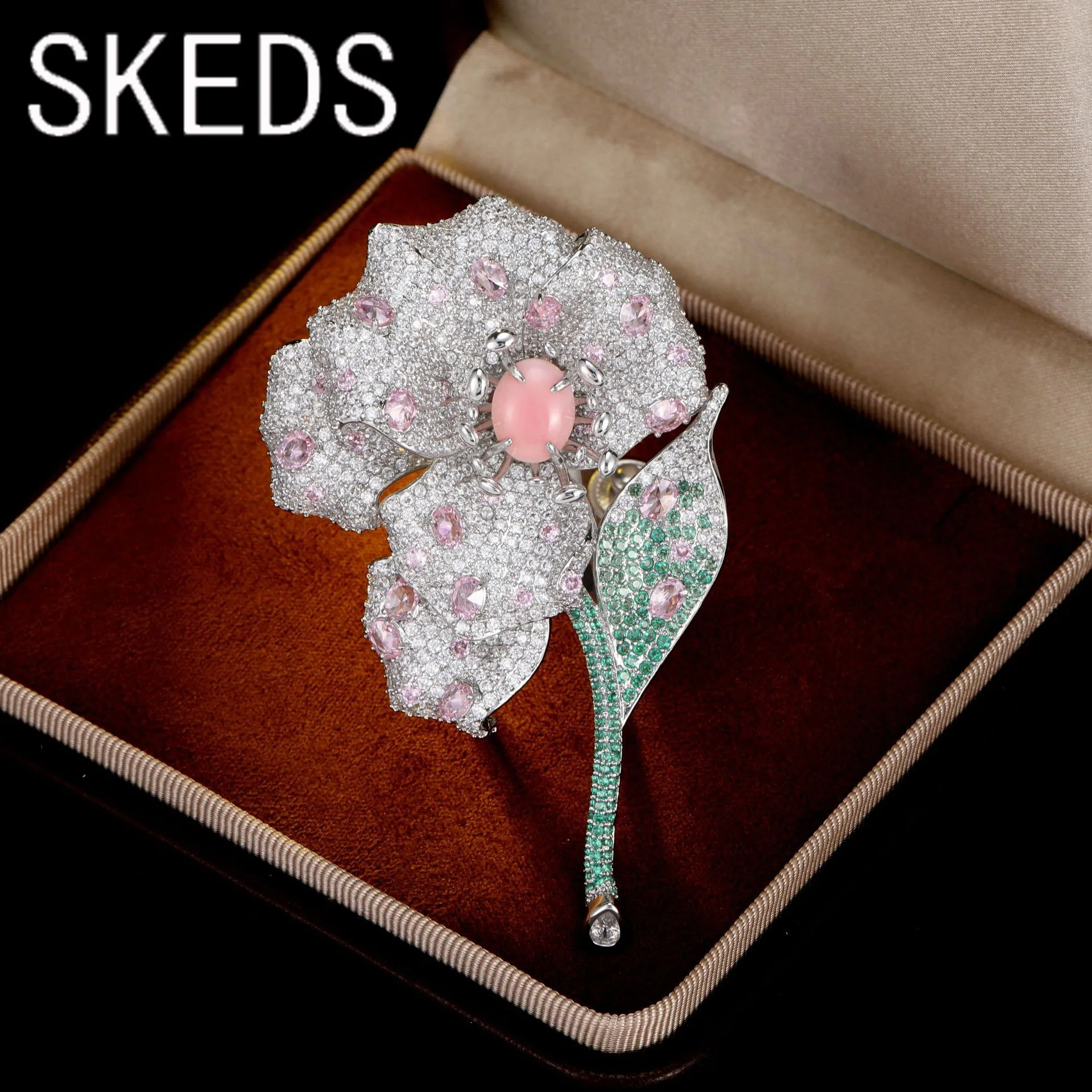 SKEDS женская изысканная брошь с кристаллами и цветами, элитная брошь, значки, элегантная вечеринка, свадьба, роскошные ювелирные изделия со стразами для женщин