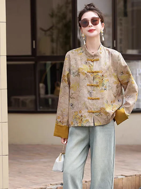 سترة صينية جديدة لربيع 2026 بطباعة زهور وأزرار أمامية بتصميم فني وطابع وطني وياقة عالية للنساء