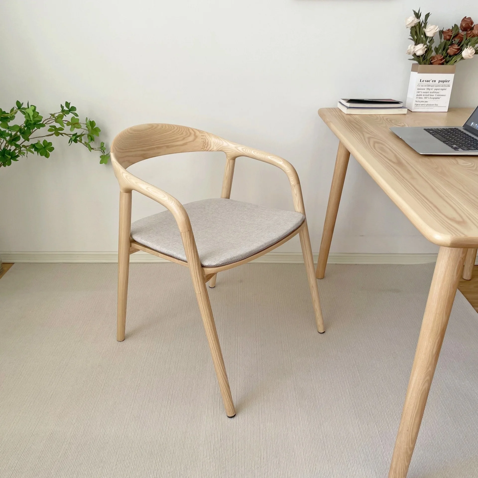 เก้าอี้ไม้แอชเนื้อแข็งสไตล์นอร์ดิก ชูเม็ต หรูหราแบบเรียบง่าย สไตล์วาบิ สำหรับใช้ในบ้าน มีที่วางแขน เหมาะสำหรับรับประทานอาหาร คาเฟ่ โต๊ะเจรจาธุรกิจ รุ่น T &