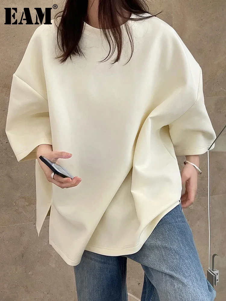 [EAM] Women Beige Gray Side Slit Big Size Casual T-shirt New Round Neck Half Sleeve Fashion Tide Spring Autumn 2024 1DH6479