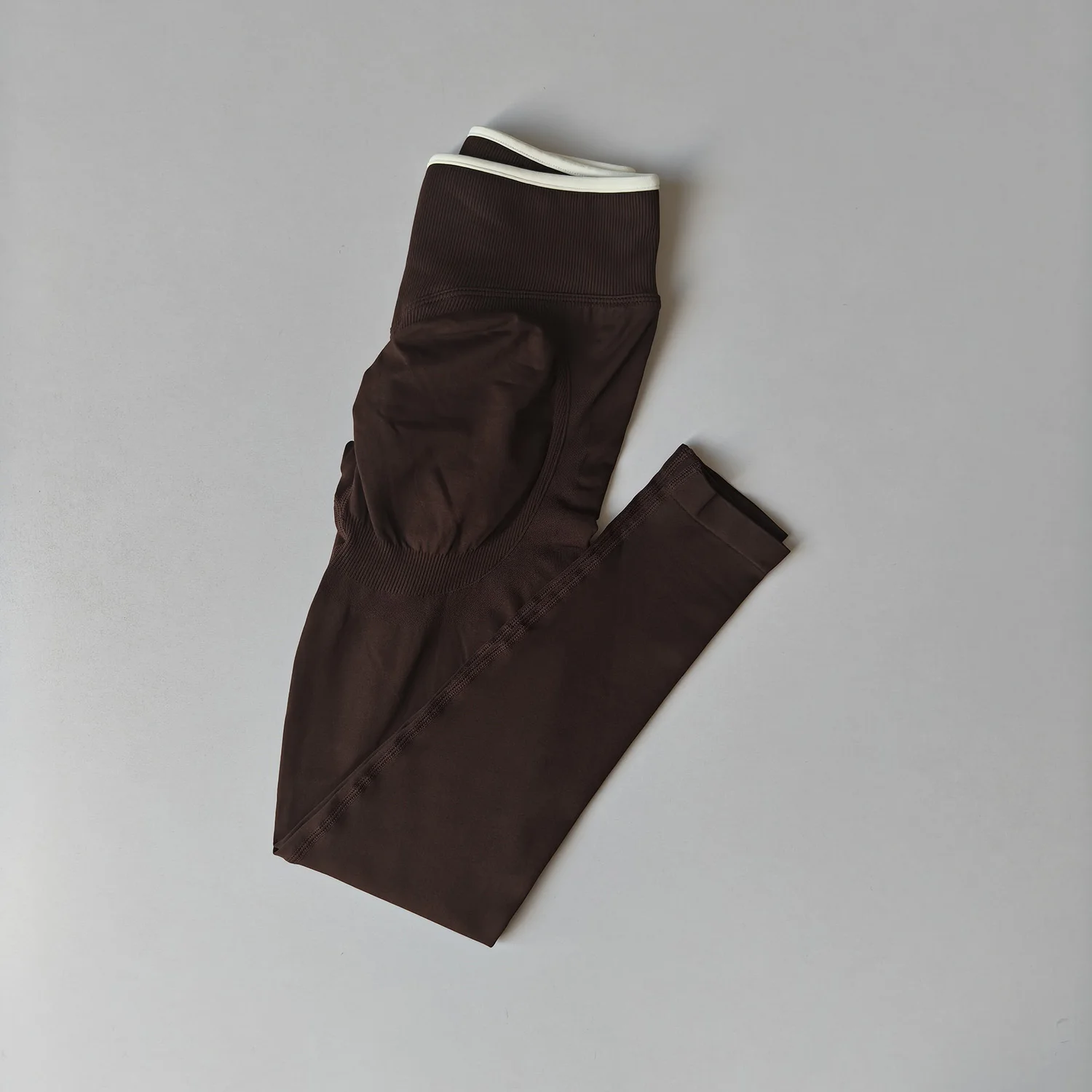 Nahtlose Yoga-Leggings für Damen mit mittlerer Bundhöhe, Push-Up-Effekt, Sport- und Fitnesshose, Laufhose, Hüftlift, hohe Elastizität, Gym-Leggings, Sportleggings – Detail 12