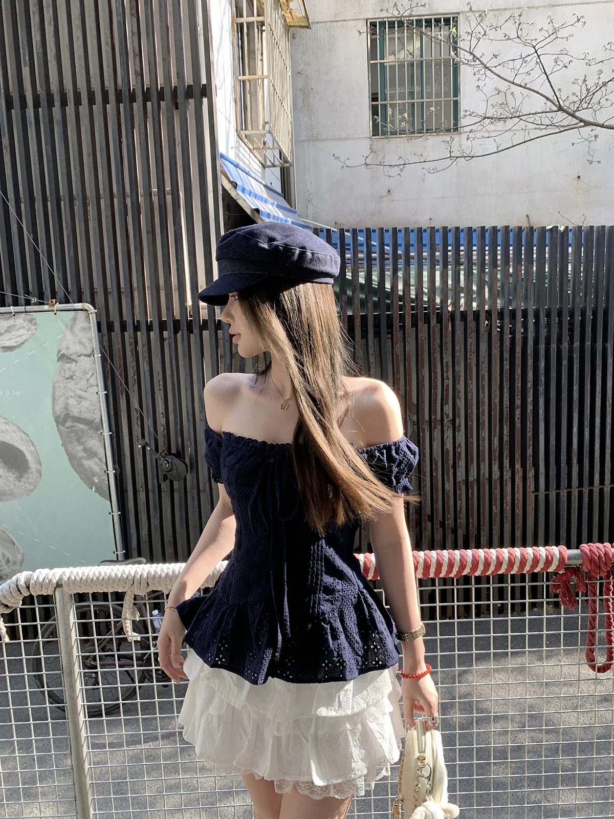 

Новый летний женский топ из хлопка с текстурой, универсальный, повседневный, свободного кроя, в корейском стиле, с открытыми плечами, двухсторонний дизайн, чисто белый