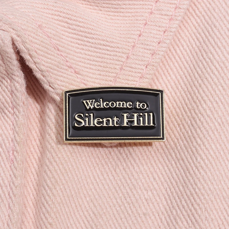 Bienvenido a Silent Hill Pin de esmalte juego de terror, broche de Anime genial, insignia de solapa, joyería inspirada, regalos para fanáticos,