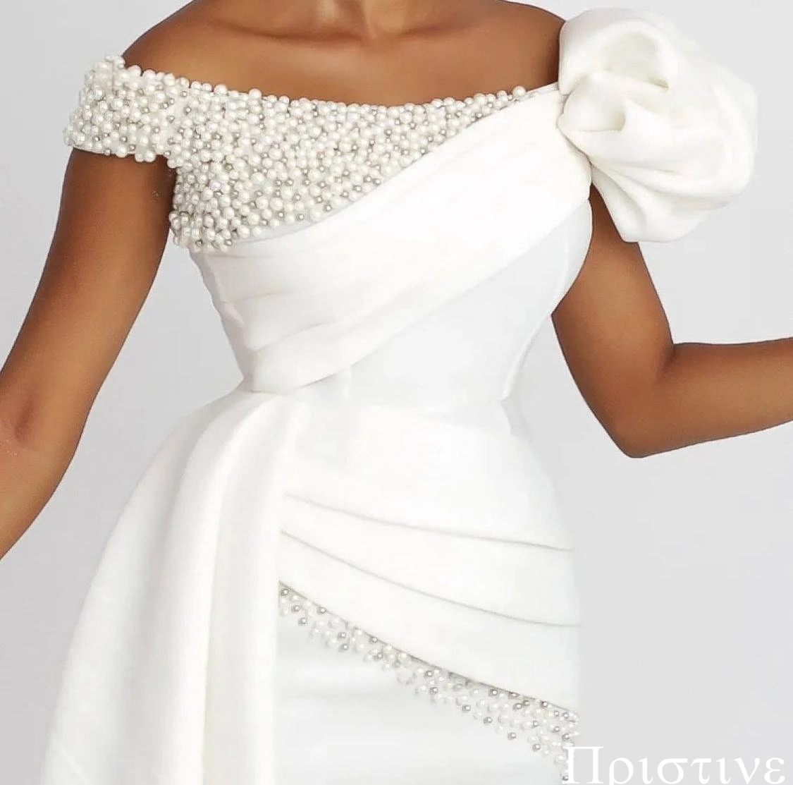Abito da sposa di lusso con perle scintillanti in raso squisito personalizzato Abiti da sposa di moda per feste da sposa semplici senza maniche di alta qualità