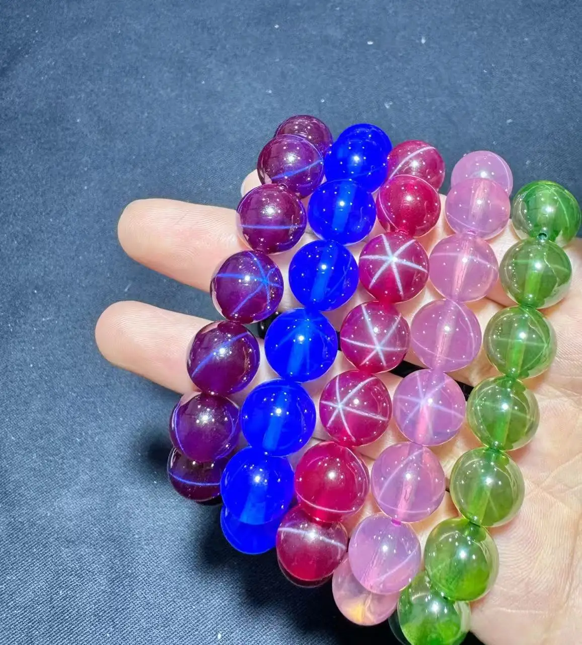 

Under strong light, hexagonal starlight red, starlight green, blue, pink and purple beads appear on the sapphire bracelet