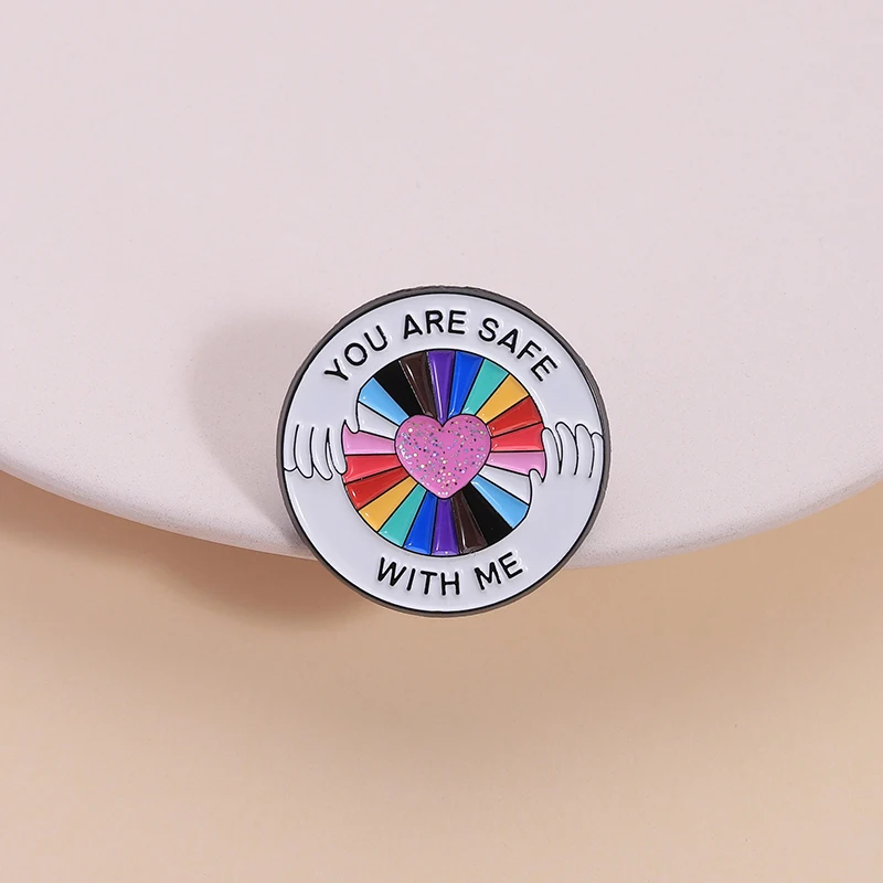 أنت آمن معي المينا دبوس LGBT فخر قوس قزح القلب دبابيس التلبيب على ظهره شارة مجوهرات هدايا للأصدقاء مثلي الجنس
