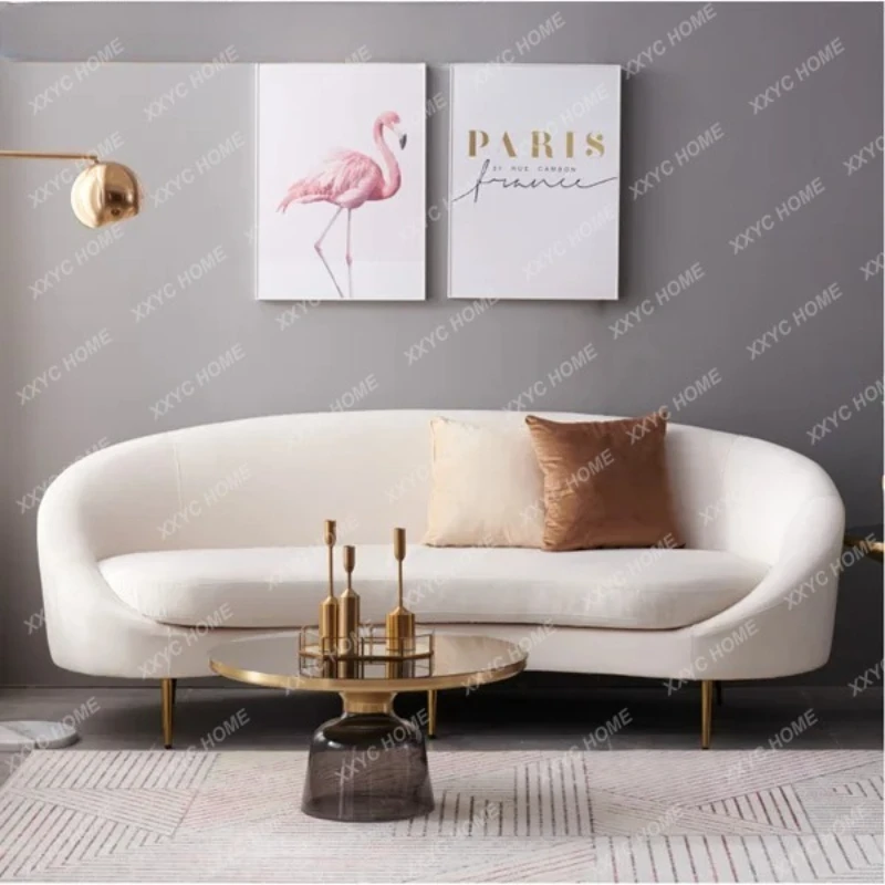 

Постмодернистский салон красоты: простая и креативная приемная, где гости могут встретиться, с изогнутым диваном из бархатной ткани.