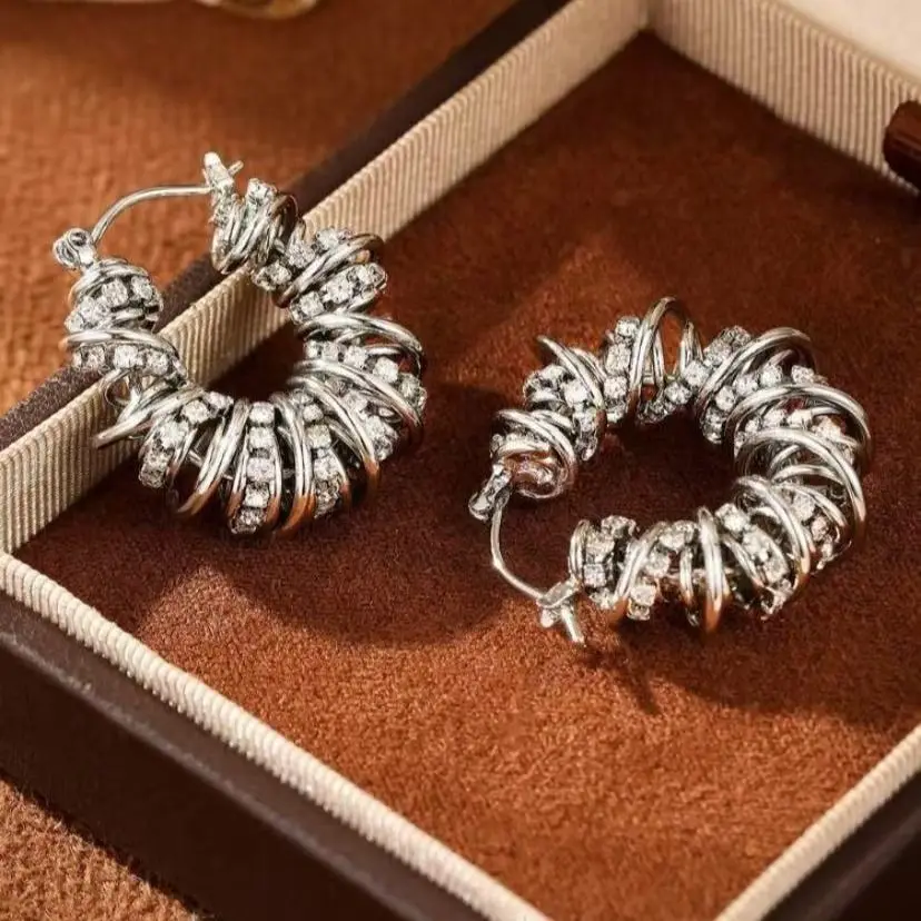 Europäische und amerikanische diamantbesetzte Spiralohrringe mit Federschlaufen, trendige Ohrclips, leichter Luxus und cooler Stil. – Detail 5