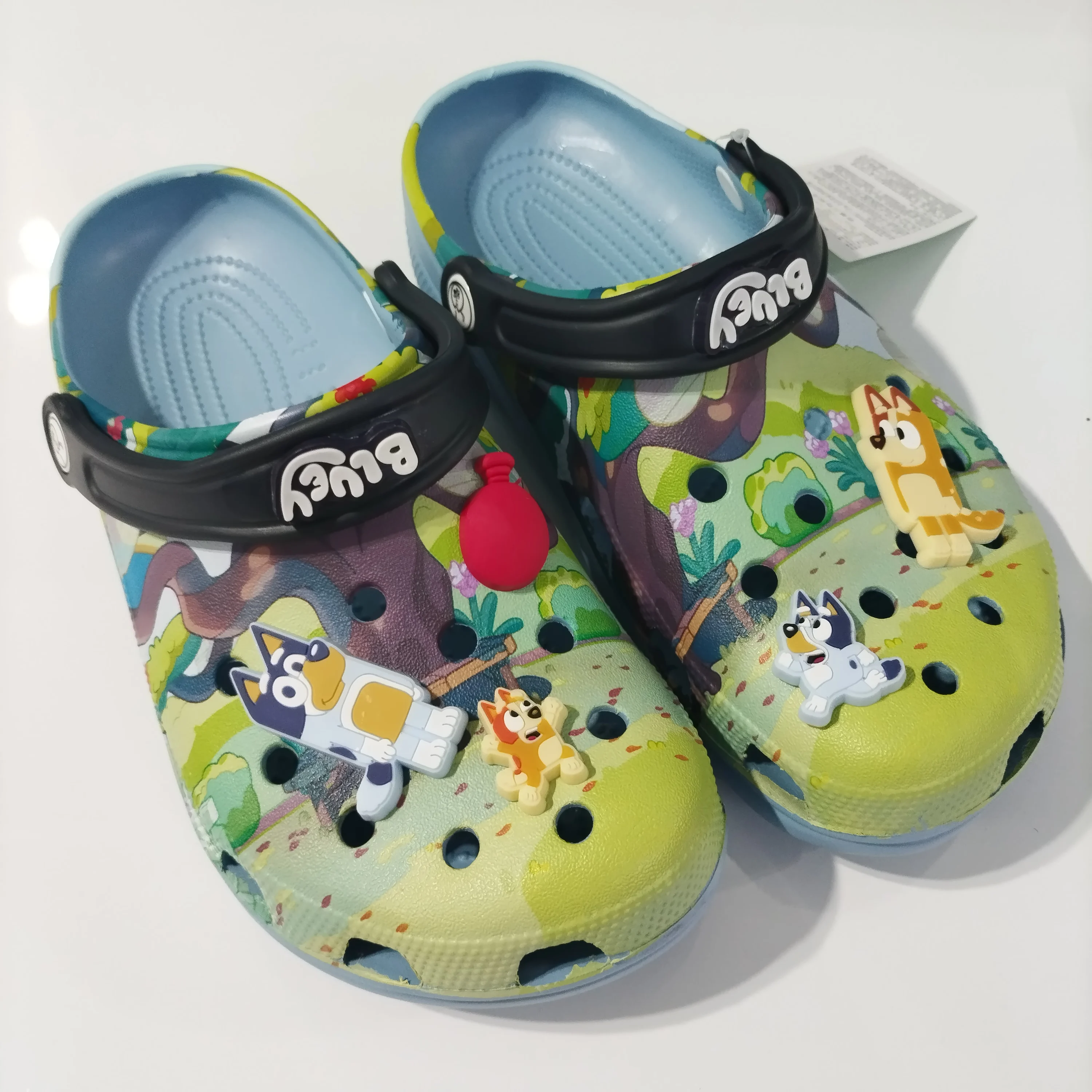 รองเท้าแตะลายการ์ตูนบลูอี้ แบบสวม ทำจากวัสดุ EVA ระบายอากาศได้ดี เหมาะสำหรับใส่ในบ้าน กันลื่น ทันสมัย ใส่ได้ทั้งในบ้านและนอกบ้าน รองเท้าชายหาด รองเท้าสำหรับผู้ใหญ่