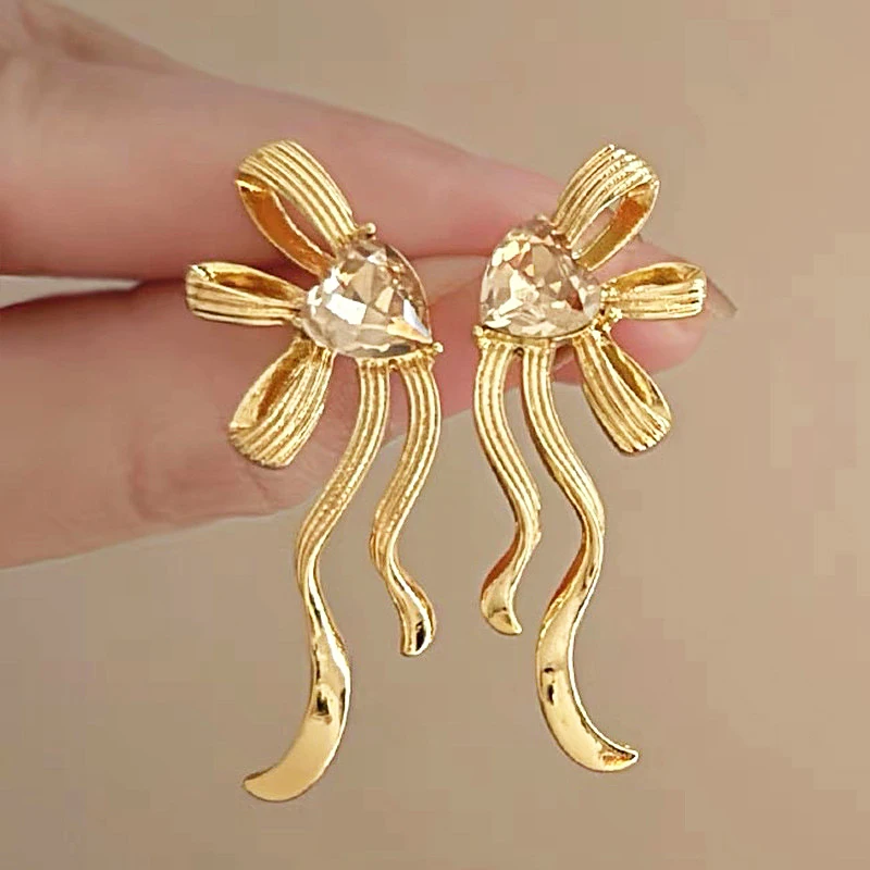 Trend New Waved Bowknot Dangle Earrings for Women Metal Tassel Statement Long Drop Earrings boucle d’oreille femmes 2024