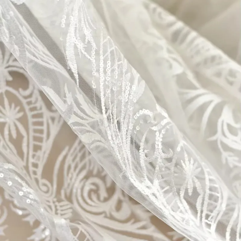 فستان زفاف مصنوع يدويًا من قماش الدانتيل والتطريز الأوروبي مصنوع يدويًا من مادة الملابس والنسيج المزخرف باللون الأبيض
