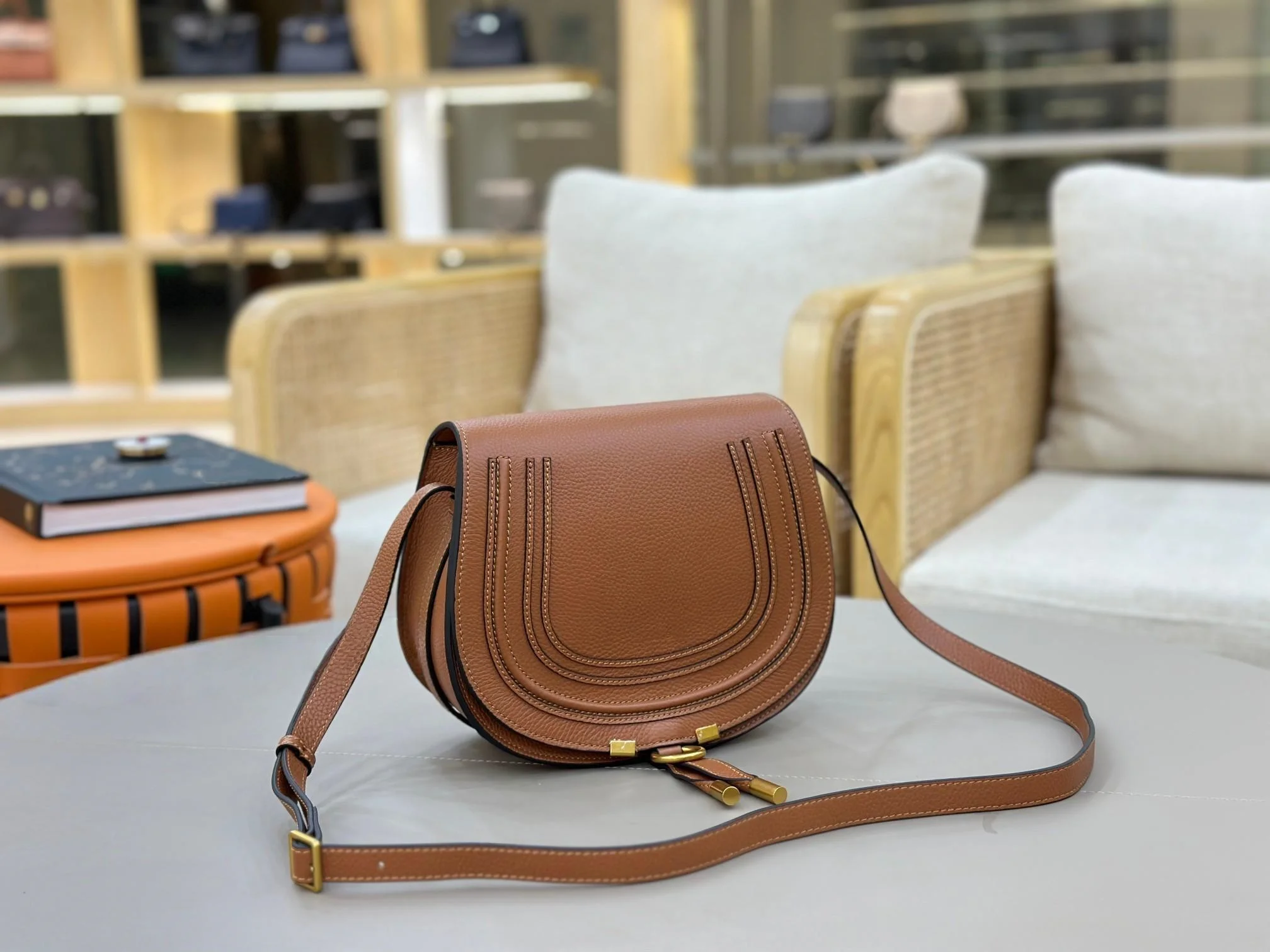 25 Ultima borsa a ferro di cavallo casual con tracolla a tracolla in tinta unita con frange in pelle di vitello a grana