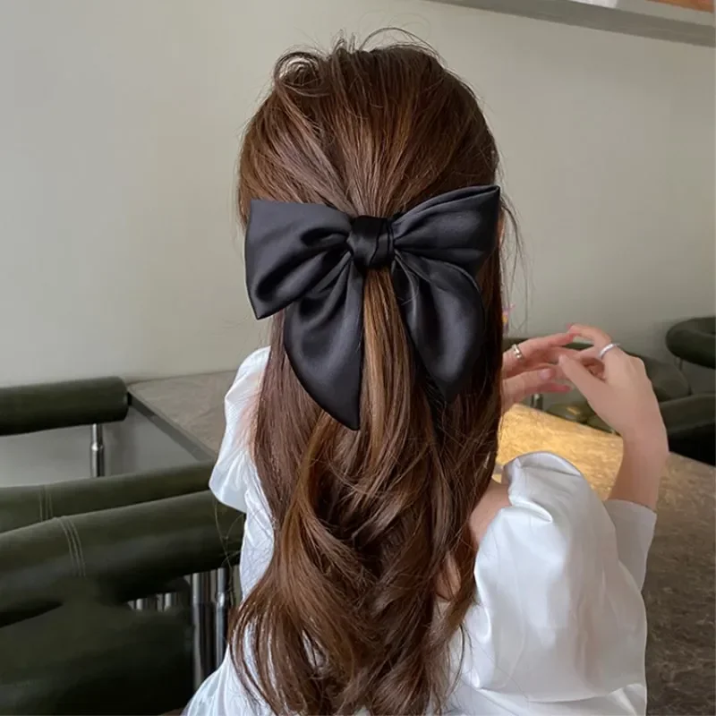 Eleganter High-End-Haarschmuck aus schwarzem Satin mit Schleife für Damen – perfekt für schicke Pferdeschwanz- und süße Friseure – Detail 2
