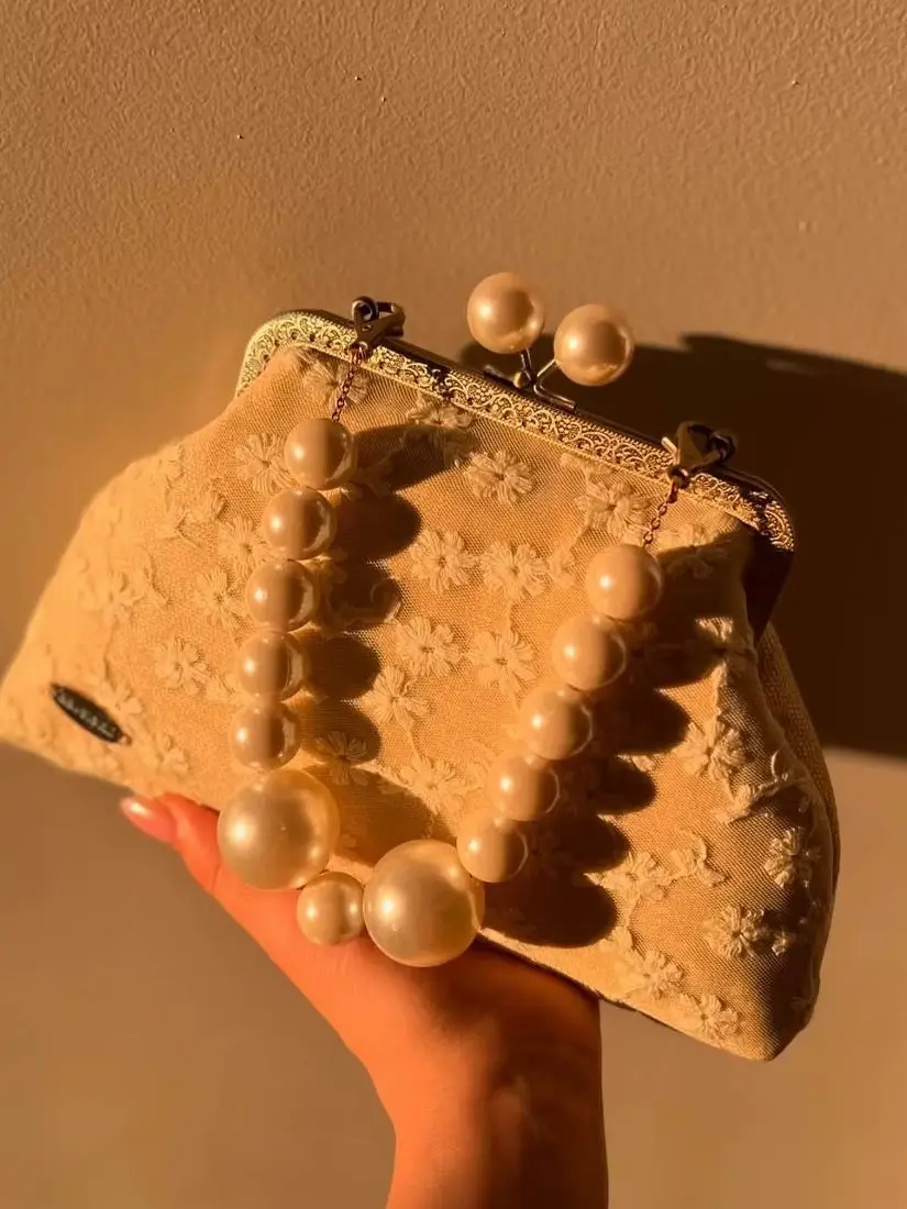 Zagubiona w stylu vintage biała torebka kopertówka 25x16x4cm z koronkową aplikacją kwiatową, haftowana, z zapięciem na zatrzask, torebka z uchwytem z filigranu. — zdjęcie 2