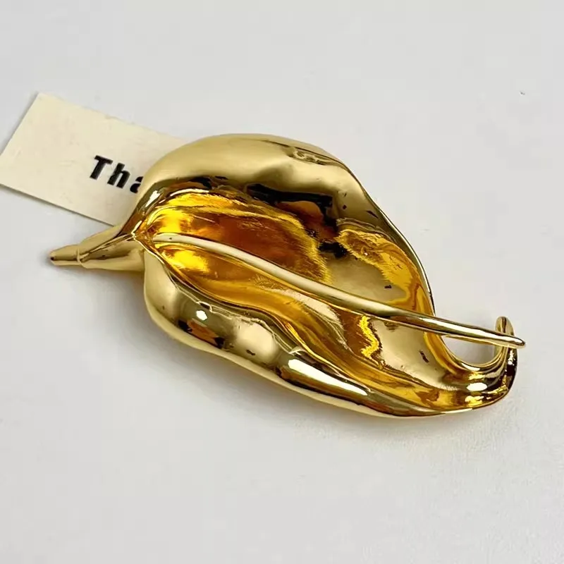 Vintage Metal Leaves Flower Shape Brooch for Women Unique Delicate Suit Corsage Pins Fashion Accessory Party Jewelry
