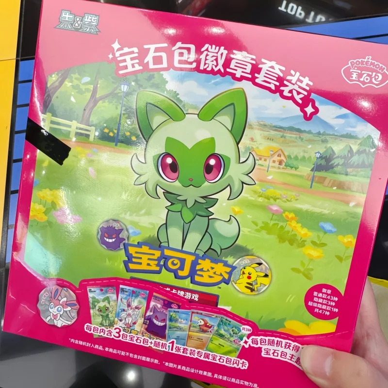 Neues Pkm Ptcg Gem Pack Badge Set Serise Badge vereinfachte chinesische Version Booster Exklusive Sprigatito Fuecoco Überraschungsgeschenke