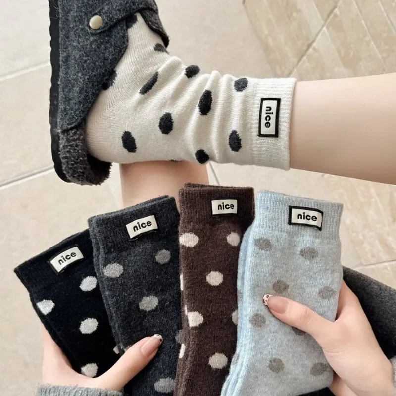 Calcetines de tubo medio para mujer, otoño-invierno 2026, cálidos, gruesos, con lunares, de forro polar gris y blanco, calcetines gruesos y cálidos de invierno