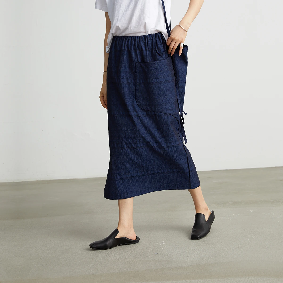 

Оригинальный дизайн, кобальтово-синяя вышивка, декоративная текстура, узелковая отделка, юбка миди с разрезом, хлопок, художественный стиль