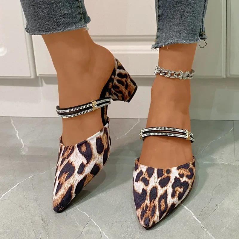 Chinelos fechados para mulheres, sapatos de dedo apontado, Slingbacks com estampa de leopardo, saltos volumosos rasos, sapatos femininos à venda, outono, 2024