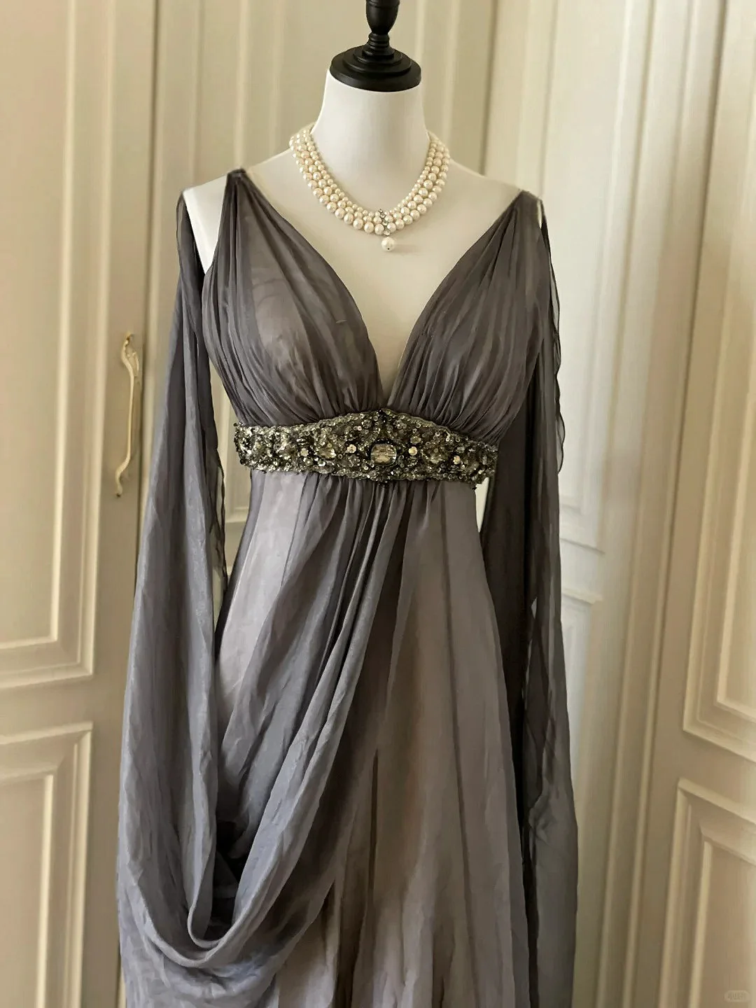 Elegant Grey Evening Dresses A-Line V-Neck Beaded Pleated Backless Floor Length Formal Occasion Party Celebrity Gowns