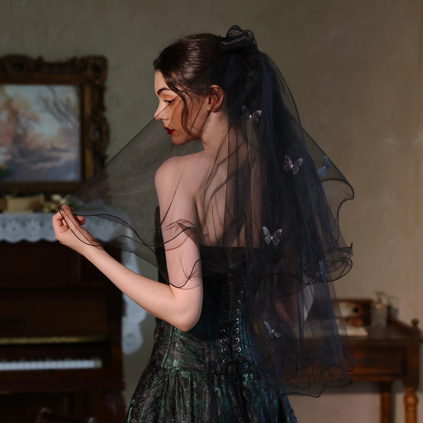 V514 French-Style Black Hepburn-Style Veil, Short Butterfly Hairpin Style, Rolled Edge Halloween Gothic Dark Veil