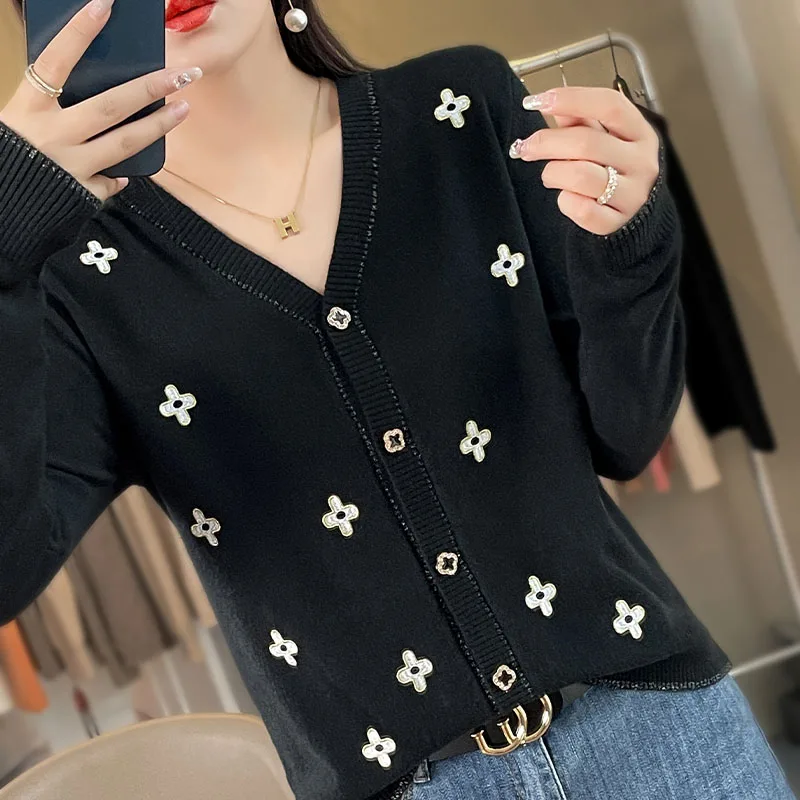 Women\'s boutique high-end sweater knitted cashmere sweater V-neck cardigan long sleeved new cashmere sweater