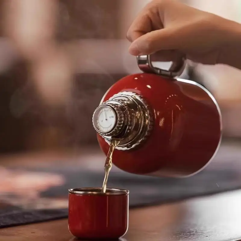 وعاء عازل حراري ببطانة من التيتانيوم النقي، وساعة ميكانيكية لوعاء الحساء، وغلاية عرض السيارة