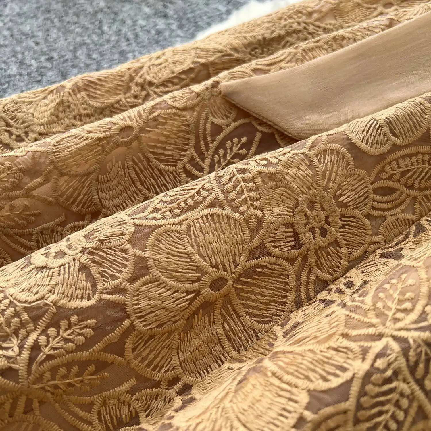 เดรสทรงเอไลน์ผ้าลูกไม้แขนตุ๊กตา คอวี ดีไซน์เก๋ เซ็กซี่  ผ้ารุ้ง  ทรงหลวม สไตล์โบฮีเมียน สำหรับฤดูร้อน