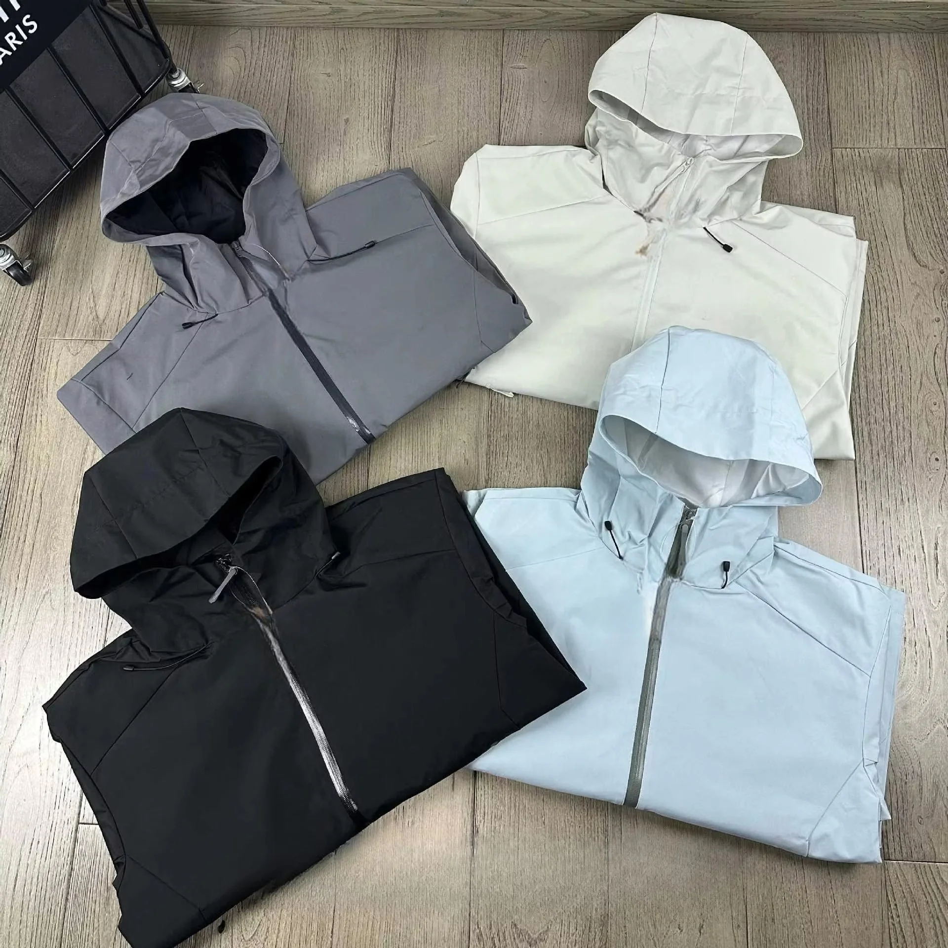 

Pata Soft-shell Windbreaker for Cycling Hiking Retro Outdoor Functional with Curved Sleeves Water Repellent and Windproof Jacket