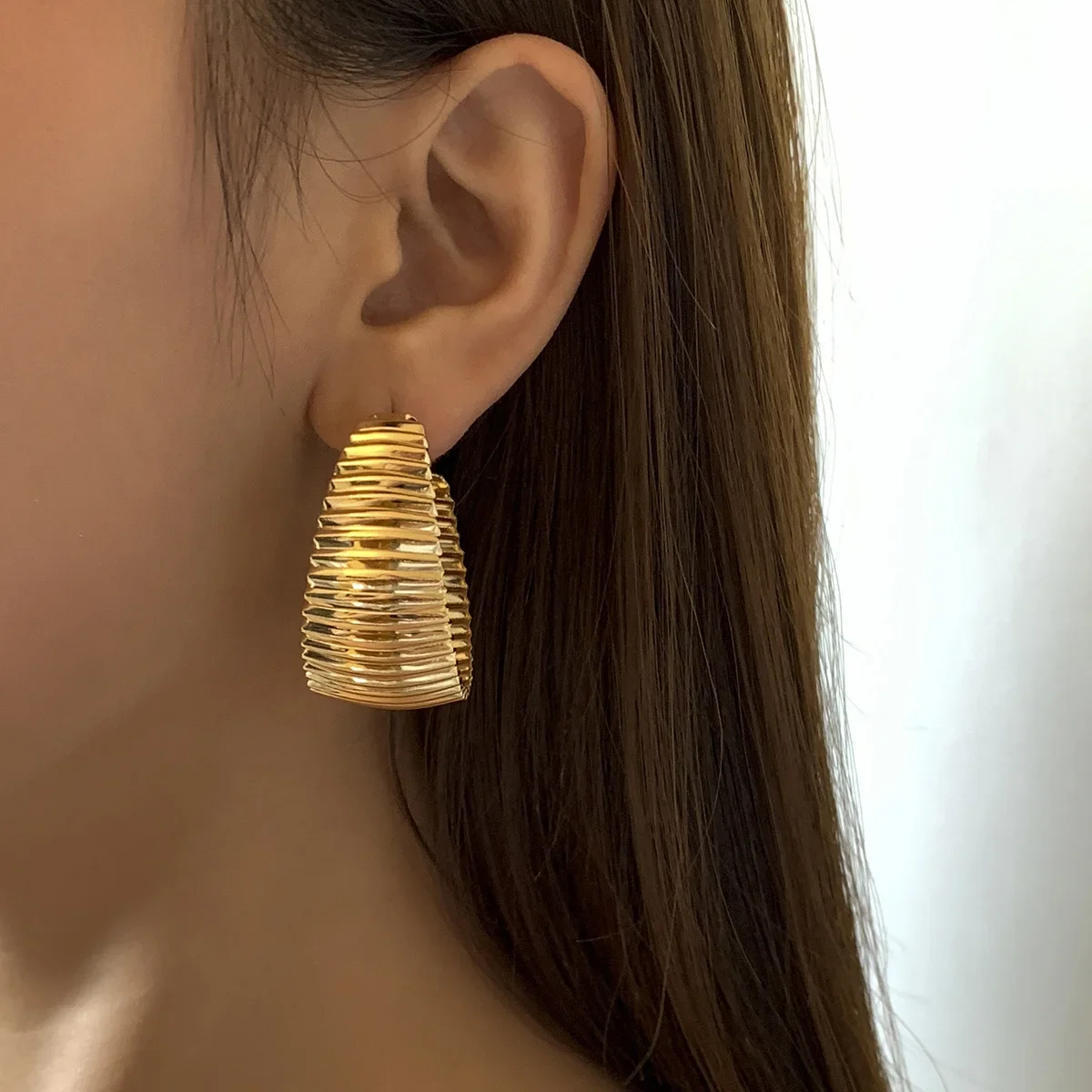 

Hip Hop Metal Striped Stud Earrings Gold Geometric C Shape Stud Earrings for Women Birthday Vacation Prom Jewelry Gift
