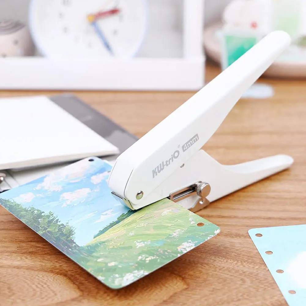 ثقب دائري واحد بقطر فتحة واحدة 4 مم، يثقوب بسهولة في 20 ورقة من ورق النسخ.