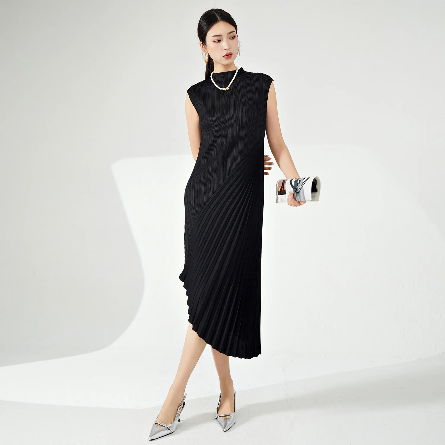 

Miyake Fold 2025 New Spring and Summer Dress for Women in Black, Fashionable, Loose, Irregular Splicing, Elegant Fold Dress