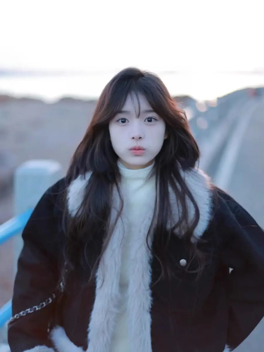 

Джинсовое пальто с поясом, меховые плюшевые женские осенние куртки с подкладкой с капюшоном в стиле пэчворк, плиссированные утягивающие куртки с необработанными краями, потертые джинсы Highstreet OL