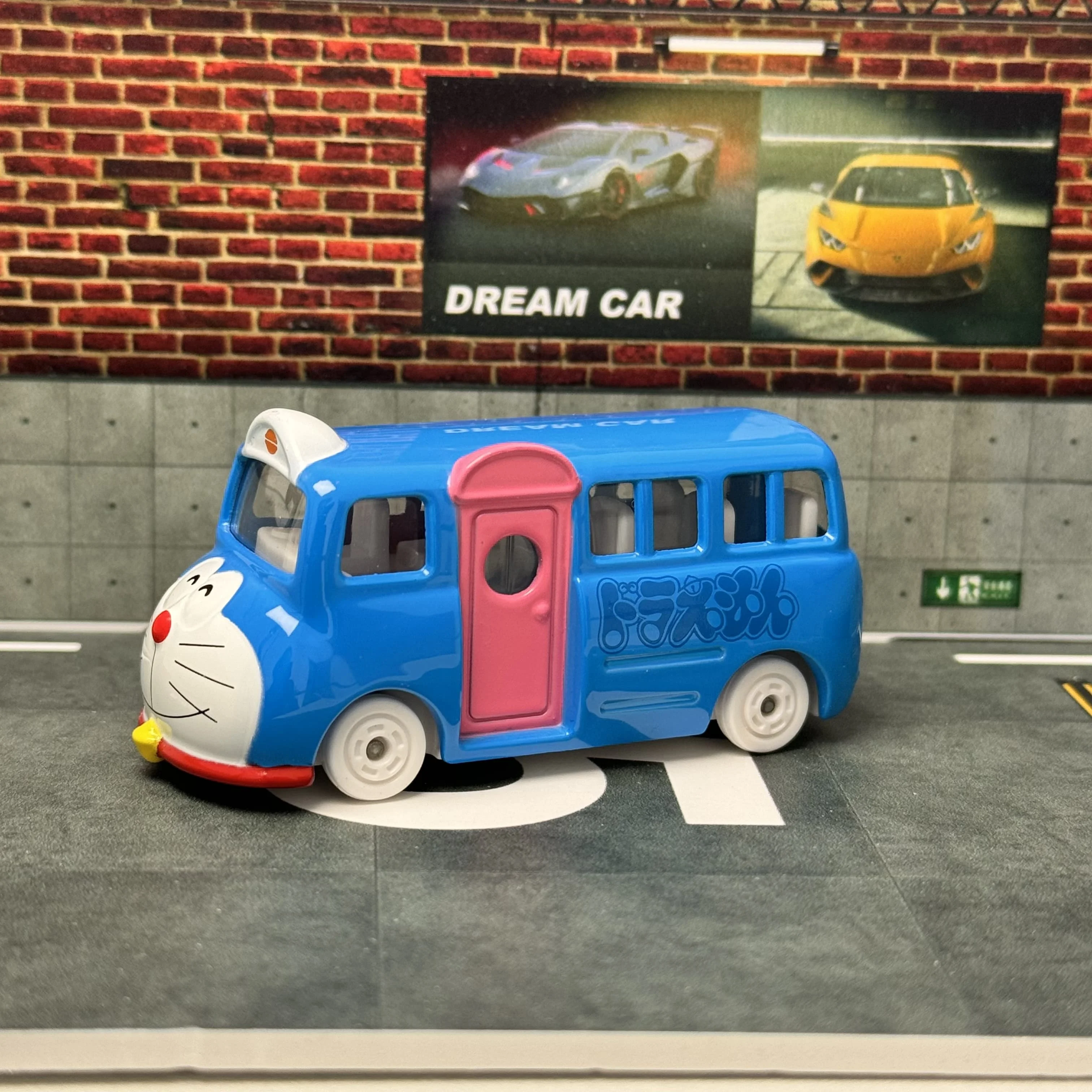 TOMY TOMICA Dream-coche de aleación NO.158, modelo de autobús Doraemon, vehículo en miniatura de juguete, coche pequeño coleccionable, vehículo de carretera Vintage, regalos