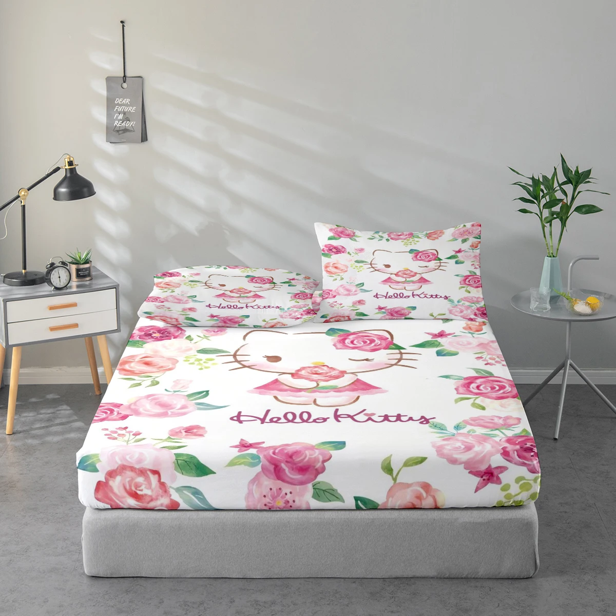 

Комплект постельного белья из 3 предметов с цифровой печатью высокого разрешения, с крупным цветочным принтом Hello Kitty, включает 1 простыню на резинке + 1/2 наволочки, подходит для спальни, гостиной, домашнего декора, простыня на резинке из полиэфирног