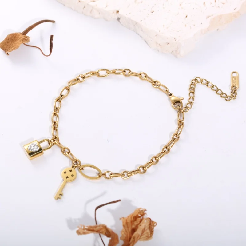 1 Piece Stainless Steel 18K Gold-Plated Heart-Shaped Rhinestone Lock Key Thick Chain Bracelet, Niche Design with Adjustable Extension Chain, Korean-Style Sweet and Cool Daily Wear for Women, Simple Pairing with Dresses, Romantic Versatile Bracelet That Symbolizes Locked Hearts, Small Gift for Couples and Best Friends, Suitable for Shopping, Dating, Afternoon Tea, and Various Occasions