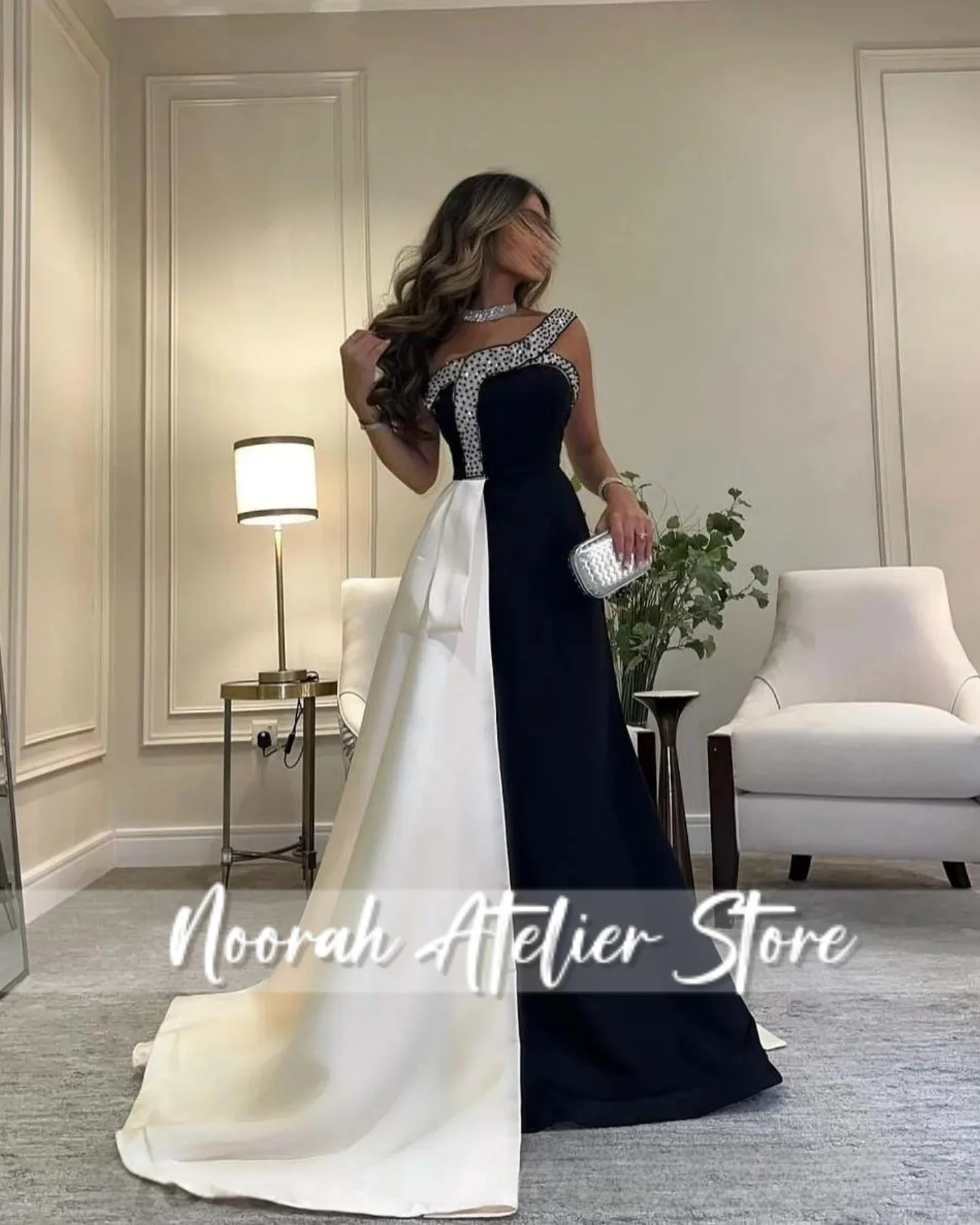 فستان سهرة نسائي فاخر جديد مطرز باللون الأسود المتباين بكتف واحد 2025 ذيل أبيض دبي فستان المشاهير فستان حفلات مخصص