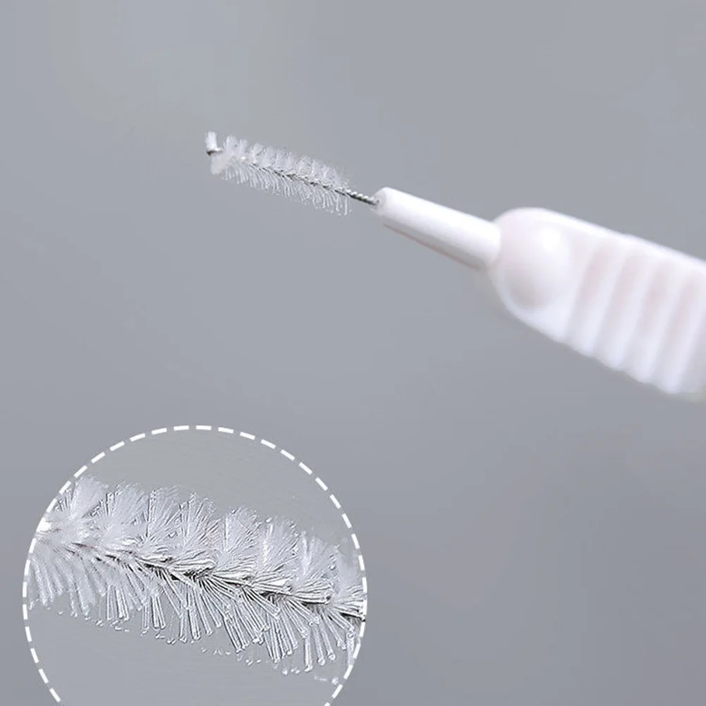 فرشاة تنظيف ذات شعيرات مرنة لصنابير رؤوس الدش والتركيبات المنزلية مع مقبض غير قابل للانزلاق للاستخدام المريح