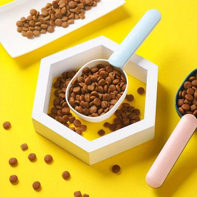 2pcs Random Dog Food Scoop Multifunctional Pet Feeding Spoon with Sealing Clip Grade Plastic Cat Food Dedicated Measuring Spoon