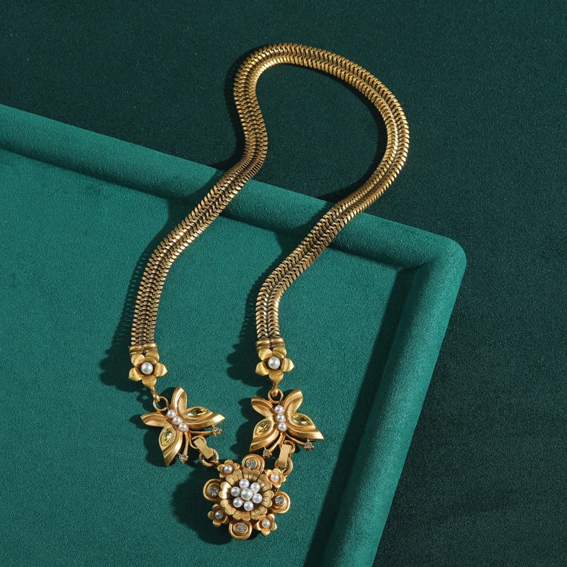 خمر الذهب اللون فراشة قلادة المختنق اللؤلؤ قلادة الكوبية سلسلة امرأة فاخرة مصمم مجوهرات عالية الجودة 2025