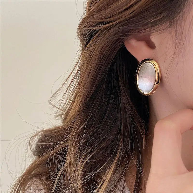 Anting Oval Logam Matte Warna Perak Emas Warna Kontras Perhiasan Besar Pesta Antik untuk Wanita Anak Perempuan