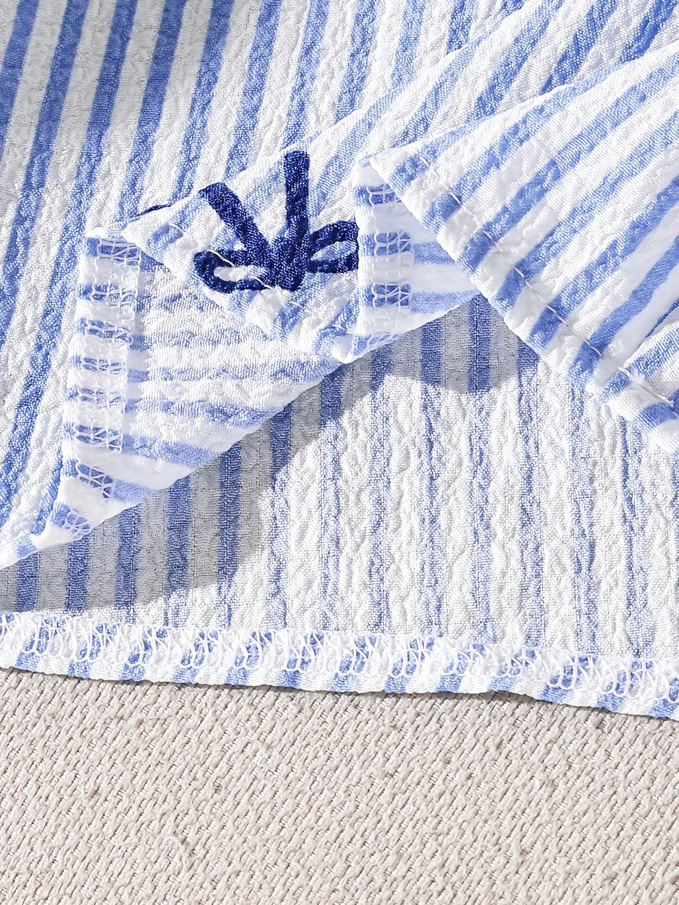 Trendiges 2-teiliges Co-Ord-Outfit für Mädchen, vertikal gestreifte, mit Schleifen bestickte Sling-Bluse, lockere bedruckte Shorts für den täglichen Freizeitgebrauch von Kindern im Freien – Detail 4