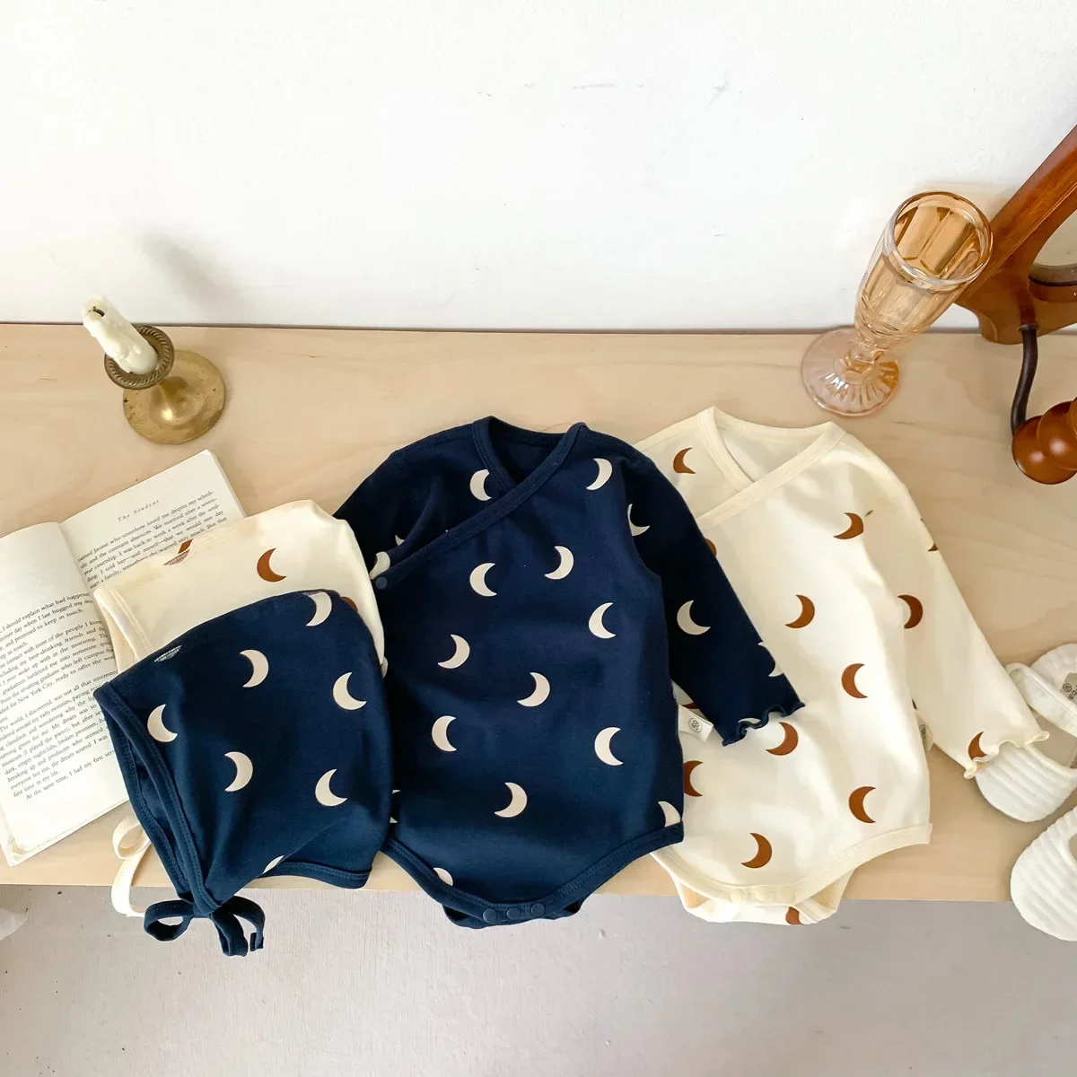 

2024 Spring Baby Boys Overalls Bodysuit Moon Printed Long Sleeve Cardigan Romper Lace-up Hat Soft Newborn Boys Soft Crawlwear