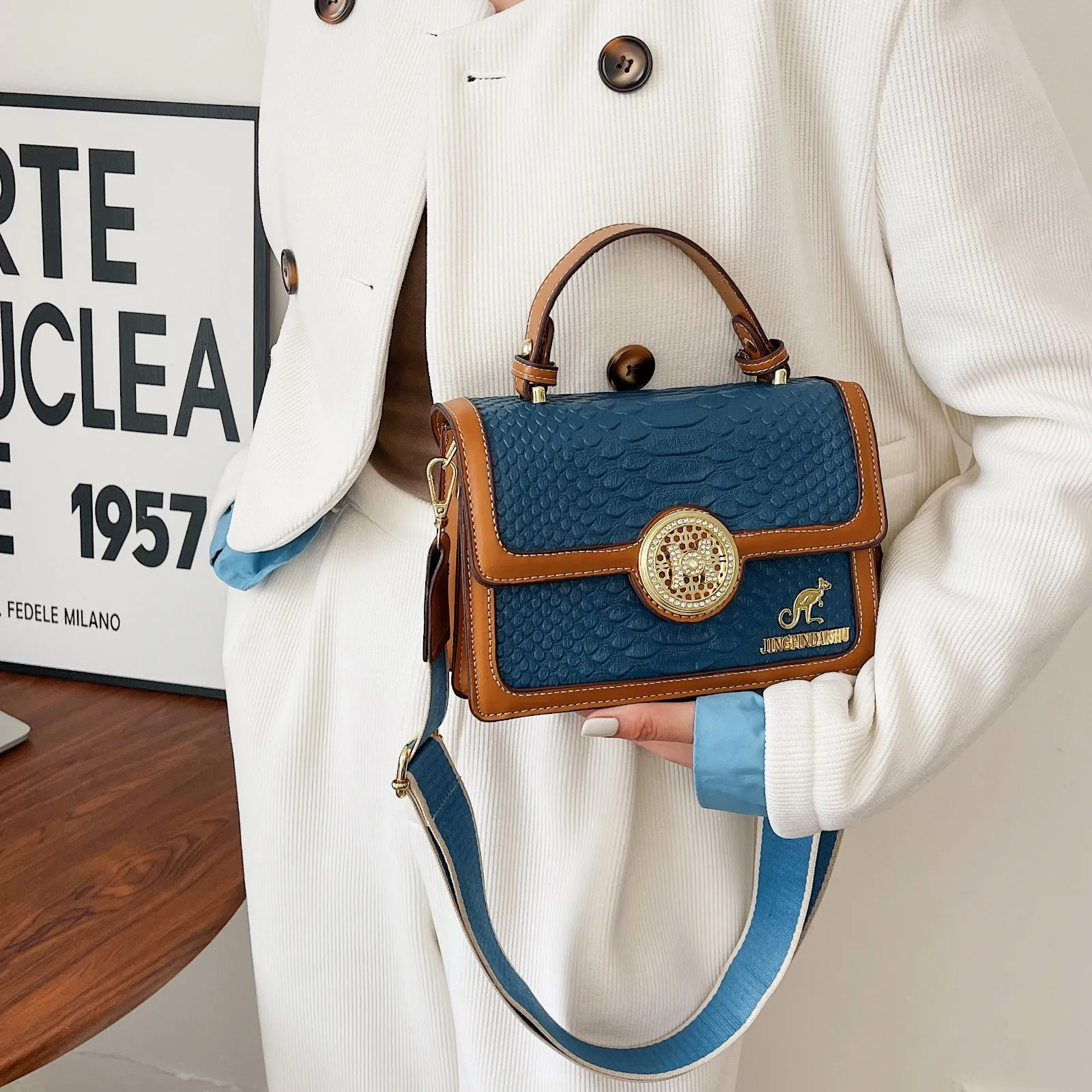 

Tree Tong Family in Europe and America Retro Texture Portable Small Bag Women's New Popular Shoulder Bag Commuter Joker Fashion