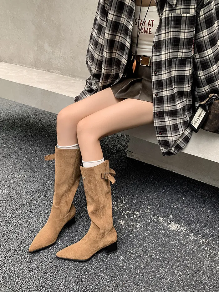 ZAROY Retro Ritterstiefel Winter Punk-Stiefel mit Gürtelschnalle und Reißverschluss hinten, Wildleder, hohe Stiefel, sexy, spitz zulaufend, klobiger Absatz, Reitstiefeletten – Detail 2