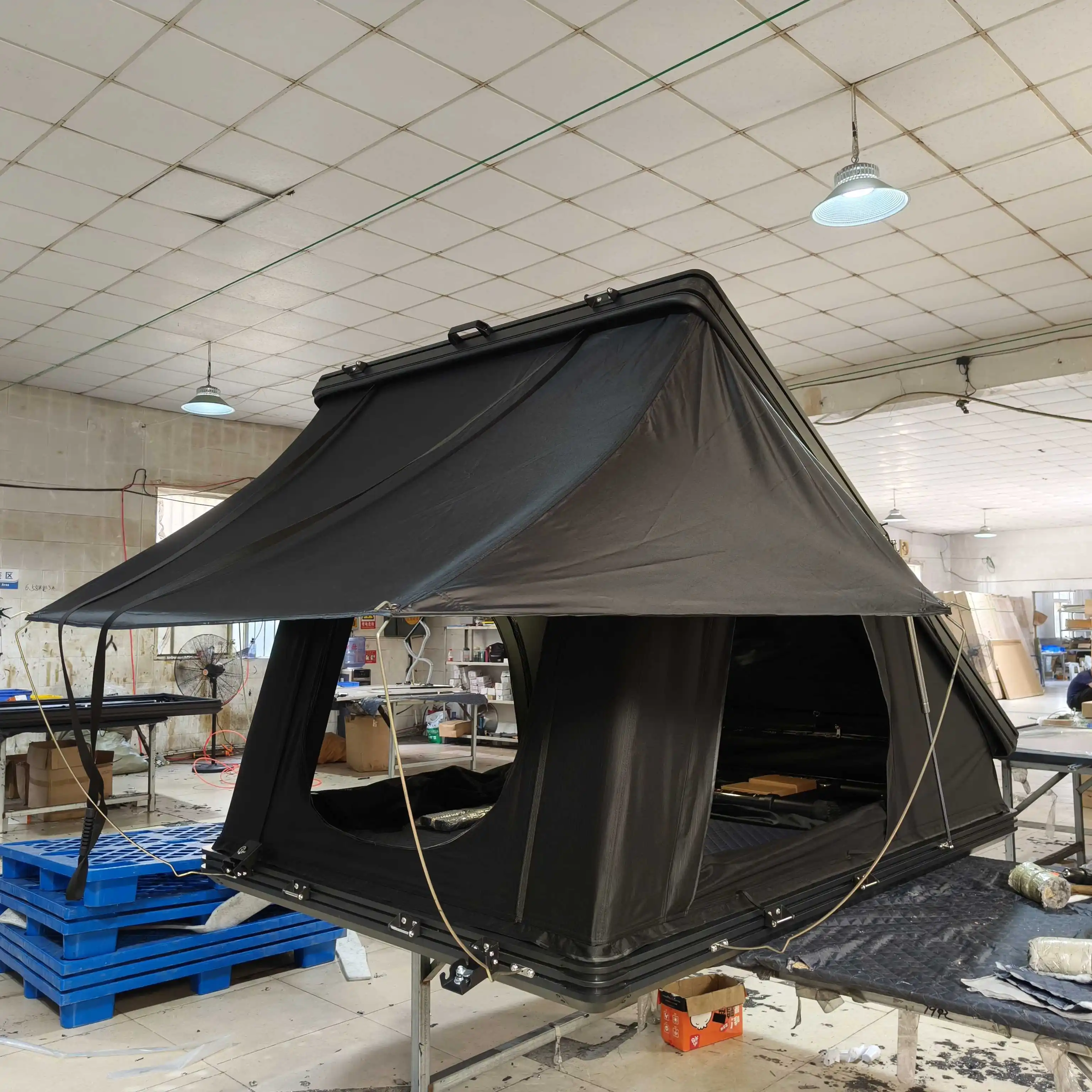 2024 Hot Selling Triangular Car Roof Tent with Comfortable Hard Shell and Durable Canvas Including Ladder Accessory
