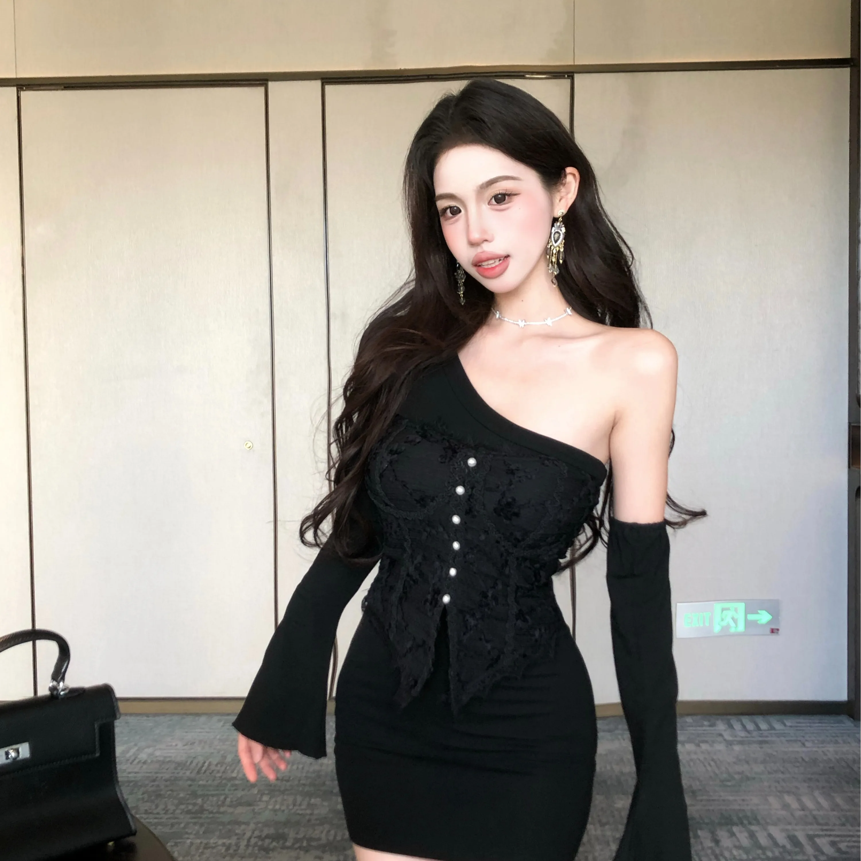 Zmysłowy Seksowny Komplet Dwuczęściowy: Obcisły Top z Odkrytymi Ramionami i Koronkowy Gorset Modelujący Talia, Idealny na Jesień i Zimę